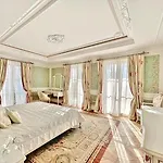 Palace De Lys Vila *